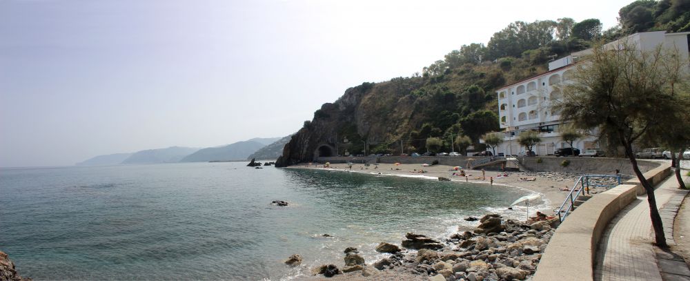 Spiaggia di San Gregorio ad 1 Km dall'abitazione