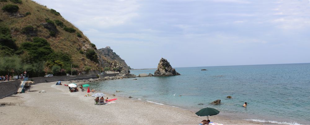 Spiaggia di San Gregorio ad 1 Km dall'abitazione