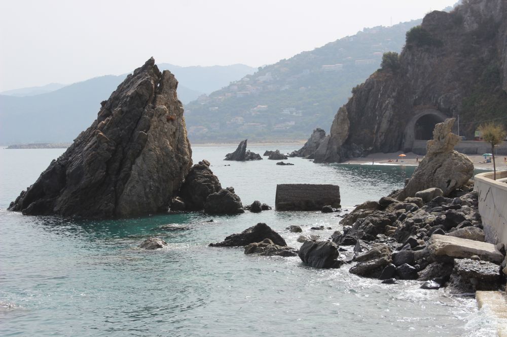 Spiaggia di San Gregorio ad 1 Km dall'abitazione